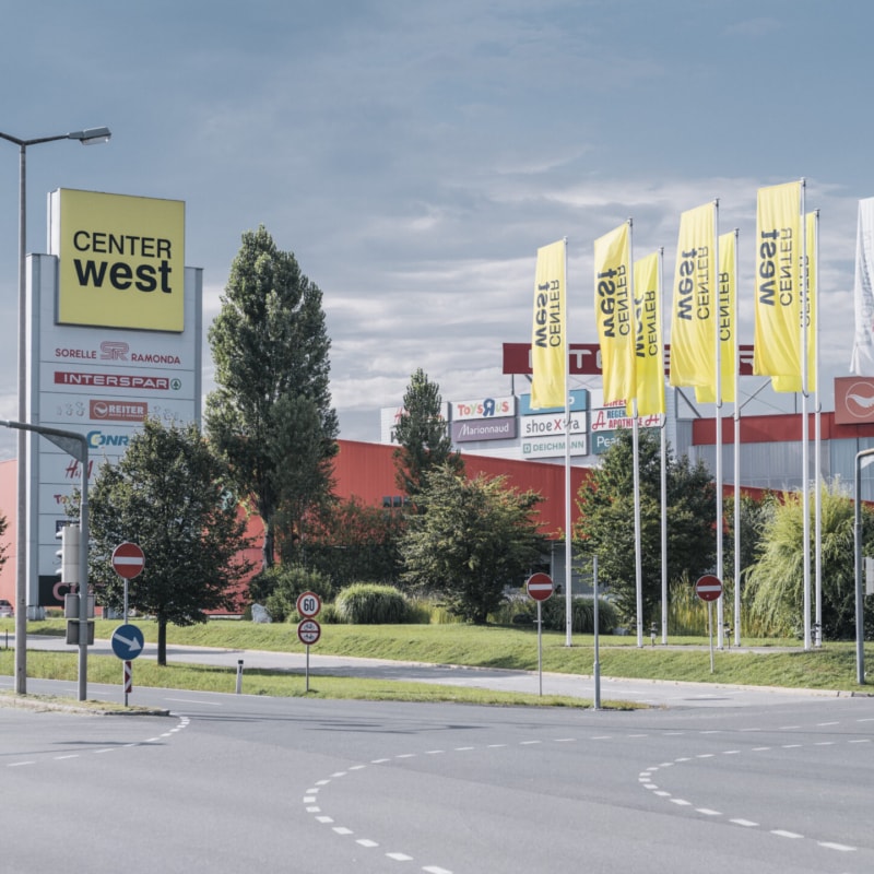 Center West Außenansicht - Fahnen wehen im Wind
