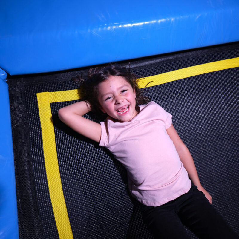 lachendes Kind auf Trampolin